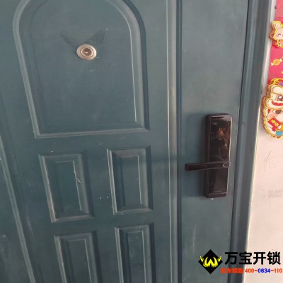 萊蕪長勺小區(qū)安裝一握開指紋鎖，萊蕪指紋鎖安裝